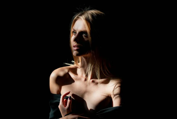 Сексуальна Розкішна Жінка Тінями Красивому Обличчі Чорній Студії — стокове фото