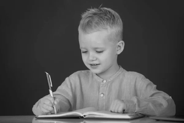 Παιδί Γράφει Στην Τάξη Μαθηματικό Αγόρι Που Σπουδάζει Μαθηματικά Στην — Φωτογραφία Αρχείου
