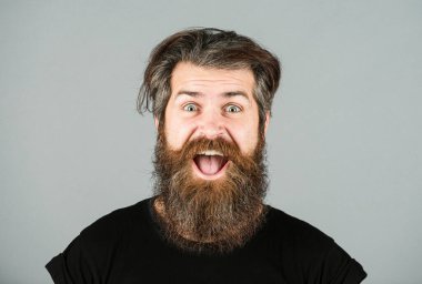 Mutlu adam gülen surat. Uzun sakallı ve bıyıklı yakışıklı genç adam. Sakallı adam. Olumlu insan yüz ifadeleri ve duyguları