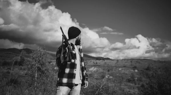 Hunter Met Jachtgeweer Jacht Herfst Jachtseizoen Stroper Met Rifle Spotting — Stockfoto
