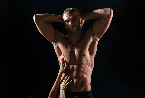 Modelo Hombre Sin Camisa Musculoso Mostrando Hombros Fuertes Pecho Desnudo — Foto de Stock