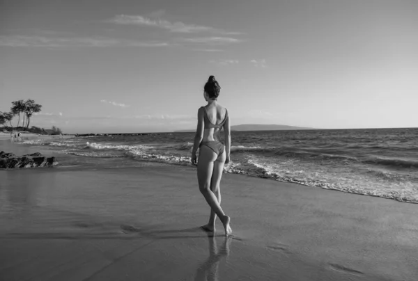 Woman Walking Sea Shore Nature Meditation Divine Calm Throught Summer — Stock Photo, Image