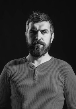 Ciddi bir erkek yüzü. Sakallı adam. İnsan ifadesi duygu konsepti