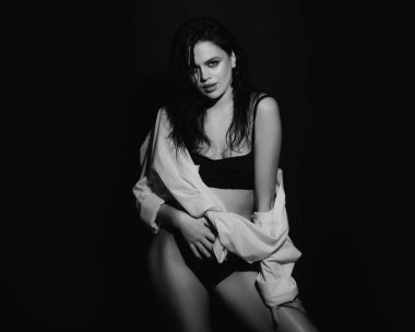 Stüdyoda güzel bir kadın portresi var. Temiz tenli, doğal makyajlı güzel bir kız.