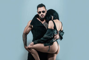 Sevgi dolu insanlar, birbirine aşık sevimli bir çift. Baştan çıkarıcı aşıklar