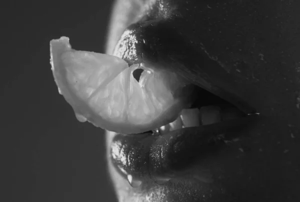 Yakın Plan Mükemmel Doğal Dudak Isırma Limonu Kadın Ağzı Kadın — Stok fotoğraf