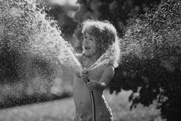Çocuk Bahçede Oynuyor Hortumdan Dökülüyor Yağmur Yağıyor Mutlu Çocukluk Kavramı — Stok fotoğraf