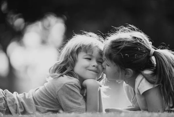 夏田里可爱的男孩和女孩的画像 孩子们在夏季公园 可爱的孩子面对着特写 可爱的一对可爱的小女孩在草地上散步 孩子们亲吻和拥抱 可爱的孩子 — 图库照片