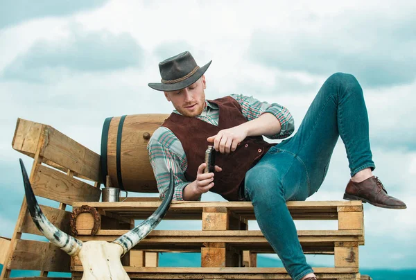 Sexy Westerse Man Met Cowboyhoed Kerel Die Whisky Drinkt — Stockfoto