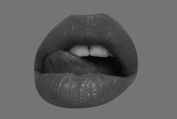 孤立的唇 性感的唇 性感的舌头舔嘴唇 美丽的舌头舔红唇 性感的嘴唇 舌头伸出 闭上美丽的嘴 孤立的女人的唇 — 图库照片