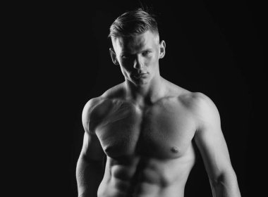 Çıplak adam gövdesi. Çıplak erkek karın kasları. Seksi kaslı adam. Üstsüz kaslı fitnes model vücut