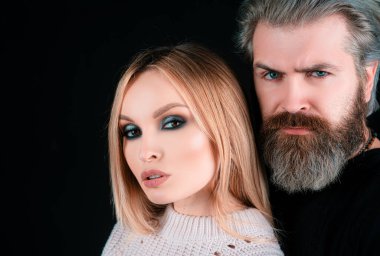 Kameraya bakan güzel seksi model kadın ve erkek çiftin portresi. Tutkulu aşk ve güzellik kavramı