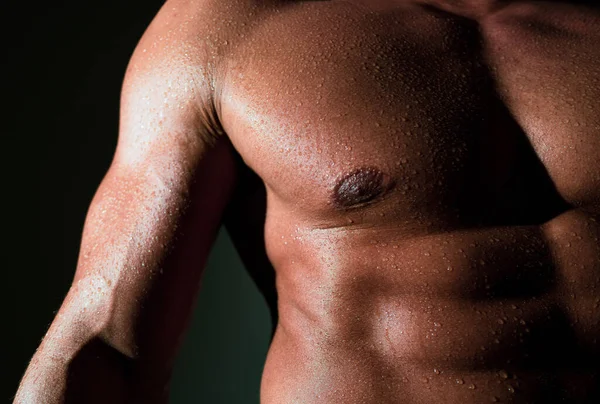 男の胴 筋肉質の体のセクシーな男 筋肉の男の胸 筋肉質の男性モデルの裸の胴 クローズアップメンズ乳首 — ストック写真