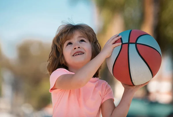 Jogador Basquete Infantil Alegre Agradável Basket Bola Crianças Escola — Fotografia de Stock