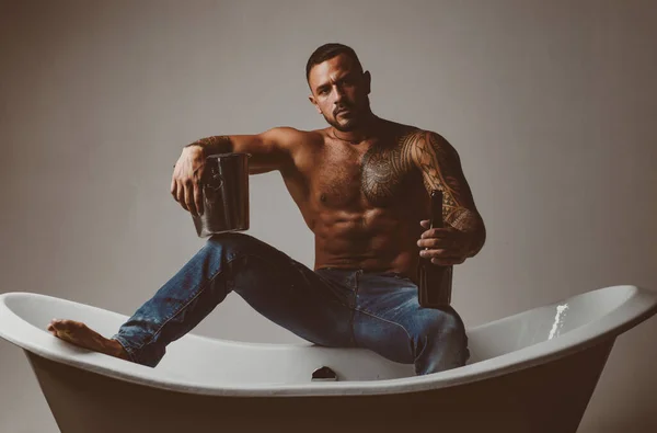 Sexy Homme Musclé Séduisant Assis Sur Baignoire Dans Salle Bain — Photo