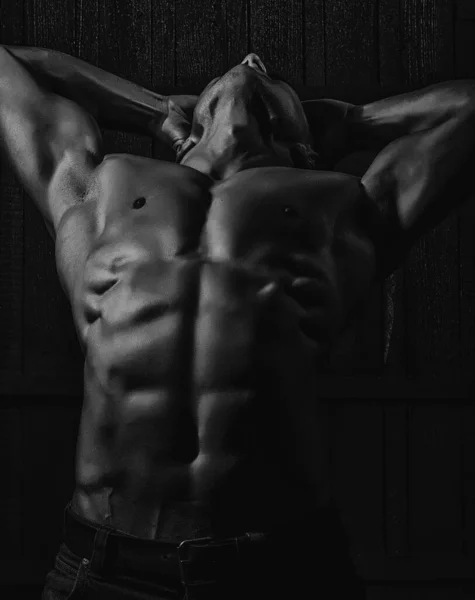 性感的男模 赤身裸体 性感的年轻英俊的裸体男子在黑暗的背景 有诱惑力的同性恋 — 图库照片