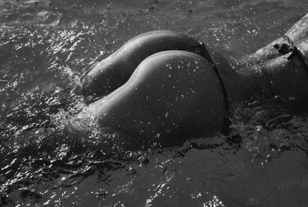 Bikini Mädchen Mit Perfektem Körper Wasser Weiblichen Nassen Mit Tropfen — Stockfoto