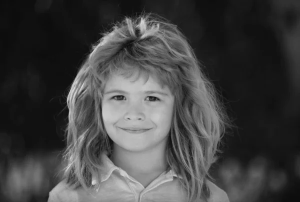 Açık Havada Gülümseyen Sevimli Çocuğun Yakın Portresi Doğa Arka Planında — Stok fotoğraf
