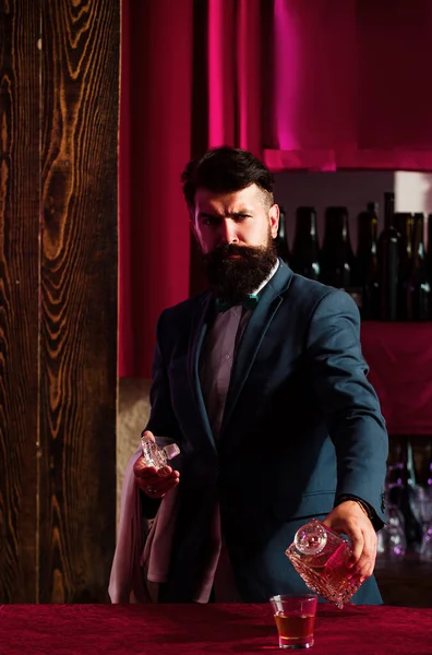 Barman Derramando Conhaque Copo Uísque Homem Bar Com Conhaque Conhaque — Fotografia de Stock