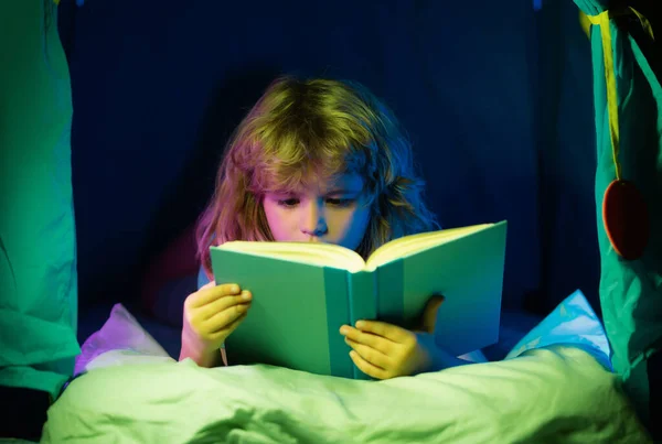 Barn Läser Böcker Lycklig Barndom Drömmande Barn Läser Godnattsagor Sagor — Stockfoto