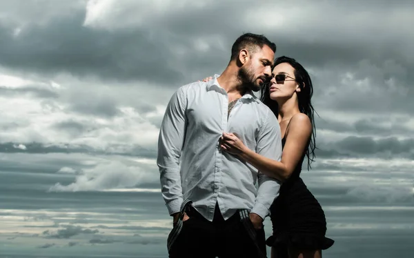 Прекрасная Молодая Пара Обнимающая Чувственный Открытый Воздух Сексуальная Супружеская Пара — стоковое фото