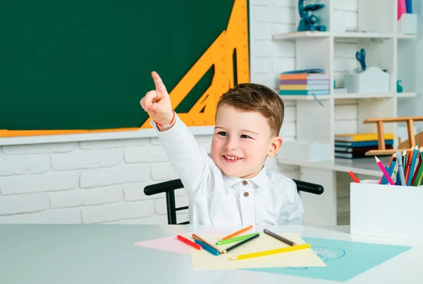 Gelukkig Glimlachen Junior Met Duim Omhoog Gaat Naar School Voor — Stockfoto