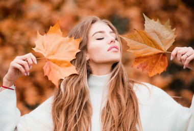 Sonbahar güzeli. Sonbahar akçaağaç yapraklı kadın moda wodel 'ı. Mutluluk tasasız
