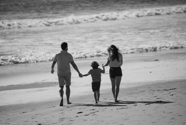 Счастливая Семья Бегает Пляжу Закате Концепция Семейного Путешествия Семья Лайфстайл — стоковое фото