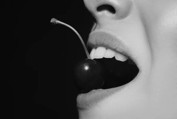 樱桃在牙齿 关闭了 樱桃在女人嘴里 女人唇上的樱桃女孩咬樱桃 美丽的女孩 嘴里含着樱桃 — 图库照片