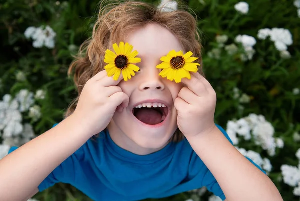 Śmieszne Marzycielskie Dziecko Spacerujące Kwitnącym Wiosennym Ogrodzie — Zdjęcie stockowe