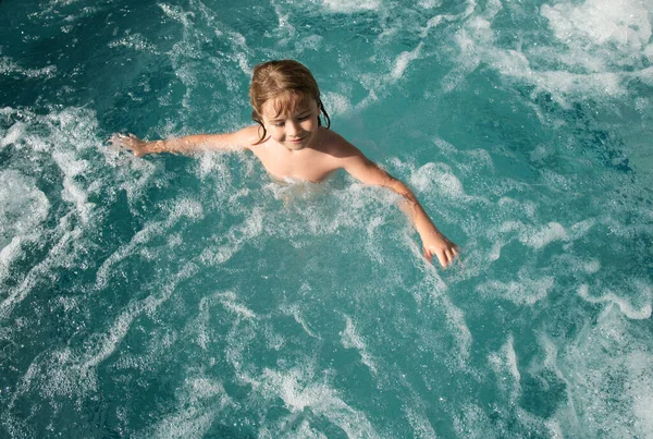 재밌는 수영장에서 여름을 즐기고 — 스톡 사진