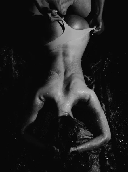 Seksi Kız Erkek Eliyle Soyunuyor Çekici Kadın Kalçaları Seksi Çıplak — Stok fotoğraf