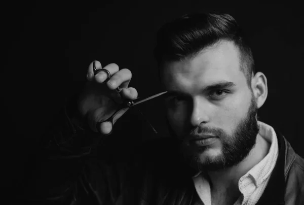 Giovane Uomo Sexy Ritratto Ragazzo Con Forbici Barbiere Barbiere Moderno — Foto Stock