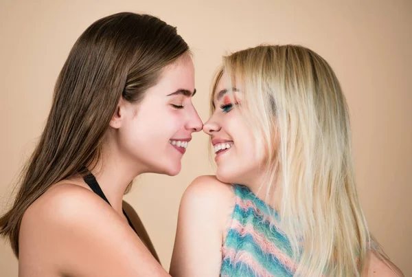Güzel Lezbiyen Çift Kucaklaşması Portresi Romantik Kız Arkadaş Yakın Plan — Stok fotoğraf