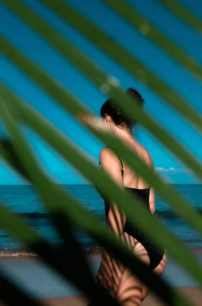Uma Mulher Praia Mulher Alegre Bonita Desfrutando Praia Tropical Férias — Fotografia de Stock