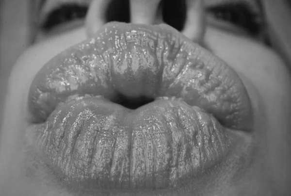 Makro Dudaklar Kadın Ağzını Kapat Beyazdan Izole Edilmiş Aşırı Kapalı — Stok fotoğraf