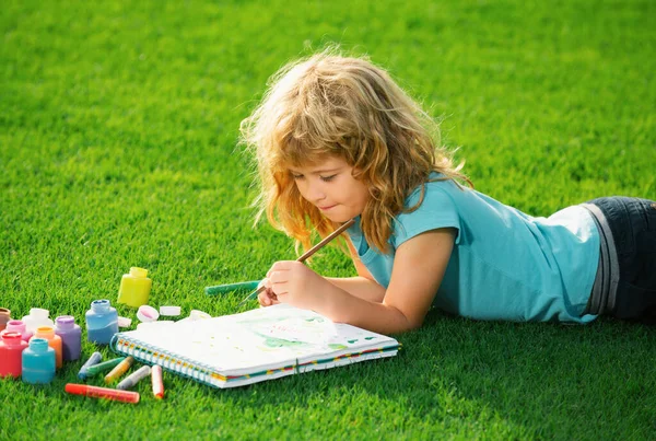 Kinder Malen Zeichenkunst Porträt Eines Lächelnden Glücklichen Kindes Das Kunst — Stockfoto