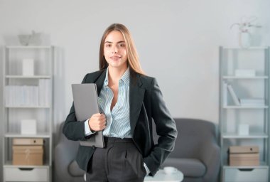 İşyerindeki genç iş kadını. Ofisteki. Resmi sekreter kadın modern ofiste proje üzerinde çalışıyor.