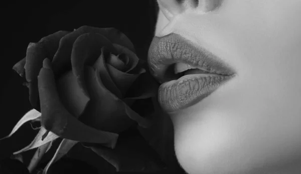 장미와 아름다운 입술을 아름다운 립스틱 화장품 — 스톡 사진