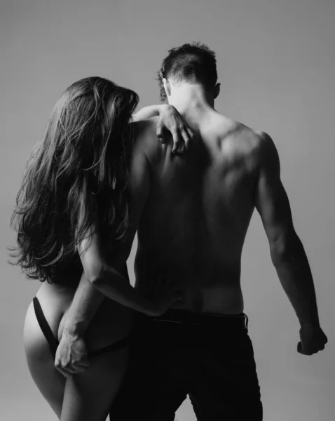 裸の女性と若い男 情熱と官能的なタッチ 恋人たちの官能的で親密な瞬間の概念 オーガズムのコンセプトです 美しい女性と官能的なポーズの男 — ストック写真
