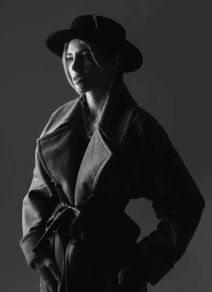 黒丸の帽子をかぶったファッション女性 流行の衣装を身に着けている魅力官能的な若いスタイリッシュな女性のファッション肖像画 — ストック写真