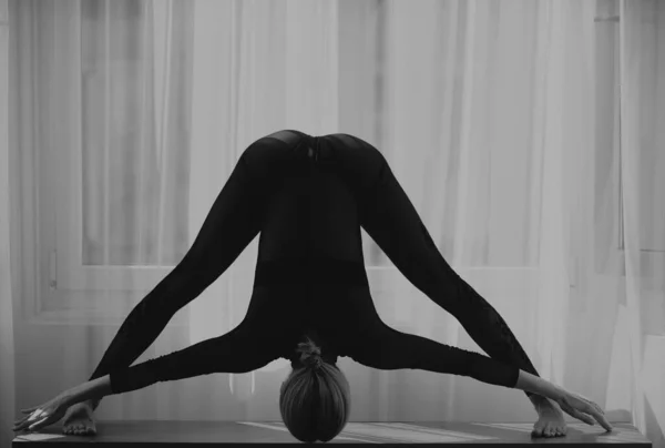 Yoga Mulher Sexy Alongamento Com Postura Esticar Apto Aptidão Atleta — Fotografia de Stock