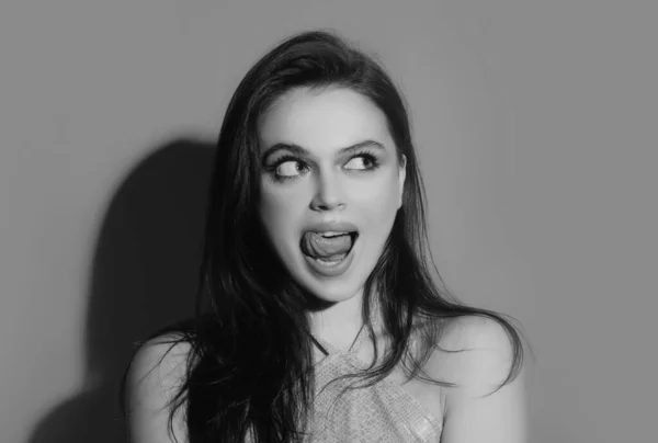 Schöne Moderne Modell Zeigt Zunge Modell Mit Herausgestreckter Zunge Mädchen — Stockfoto