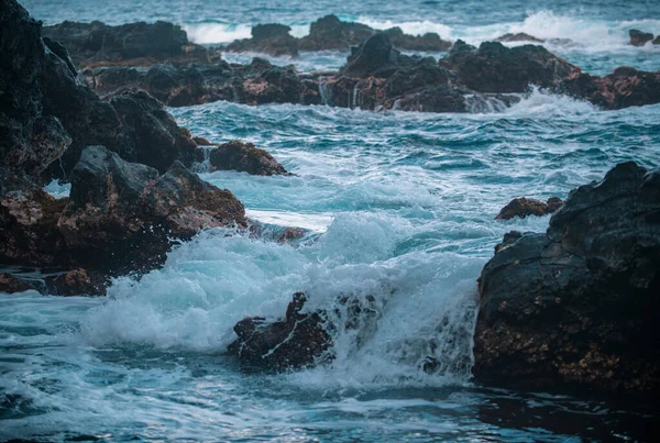 Golven Die Rotsen Raken Rotsachtige Kliffen Zee Zeegezicht — Stockfoto