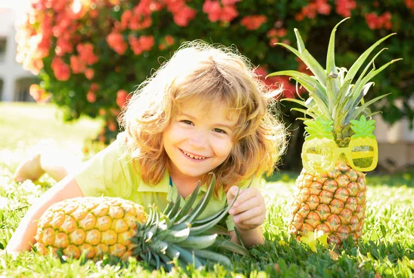 Rapazinho Com Ananás Criança Com Fruta Verão — Fotografia de Stock