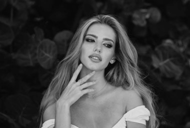 Bahar modeli. Güzel, narin, genç bir kadın, açık havada şehvetli görünüyor. İlkbaharda ya da yaz döneminde alımlı, zarif ve seksi bir bayan. Makyajlı genç bir kadının şefkat portresi