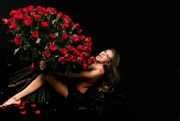 Kobieta Zmysłowa Czerwonymi Ustami Czerwoną Różą Czarne Tło Piękna Seksowna — Zdjęcie stockowe