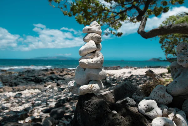 Taşlar Kumsalın Kumlarında Dengelenir Tasarım Için Deniz Taşlarından Arkaplan — Stok fotoğraf