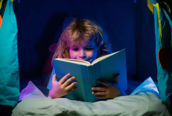 子供の少年読書本 小さな男の子のリビングルームに物語の本の中で写真を見て座っている 子供は小学校で宿題をしている 子供勉強 — ストック写真