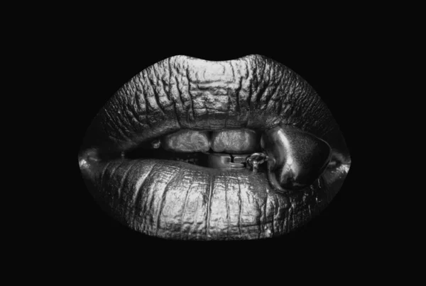 Bibir Emas Womans Menutup Latar Belakang Yang Terisolasi Mulut Emas — Stok Foto